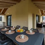 Atemberaubende Mit Pool, Jacuzzi, Sauna, Panoramablick, Eigener Taverne, Spielplatz, Kamin Hébergement de vacances