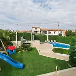 Hébergement de vacances Atemberaubende Mit Pool, Jacuzzi, Sauna, Panoramablick, Eigener Taverne, Spielplatz, Kamin