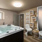 Atemberaubende Mit Pool, Jacuzzi, Sauna, Panoramablick, Eigener Taverne, Spielplatz, Kamin Hébergement de vacances Kaštelir