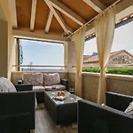 Atemberaubende Mit Pool, Jacuzzi, Sauna, Panoramablick, Eigener Taverne, Spielplatz, Kamin