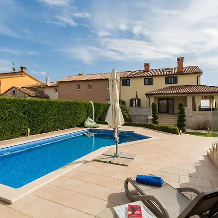 Holiday home Atemberaubende Mit Pool, Jacuzzi, Sauna, Panoramablick, Eigener Taverne, Spielplatz, Kamin
