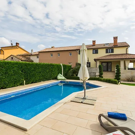 Atemberaubende Mit Pool, Jacuzzi, Sauna, Panoramablick, Eigener Taverne, Spielplatz, Kamin * Kaštelir