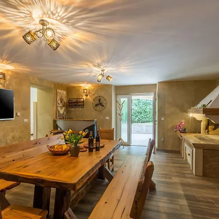 Atemberaubende Mit Pool, Jacuzzi, Sauna, Panoramablick, Eigener Taverne, Spielplatz, Kamin