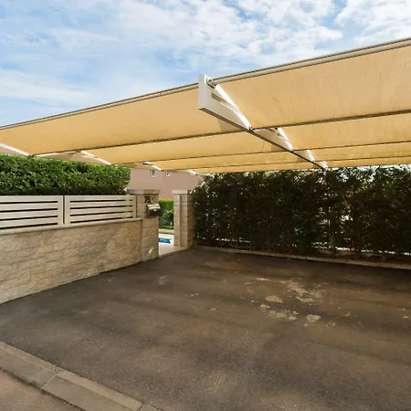 Atemberaubende Mit Pool, Jacuzzi, Sauna, Panoramablick, Eigener Taverne, Spielplatz, Kamin *