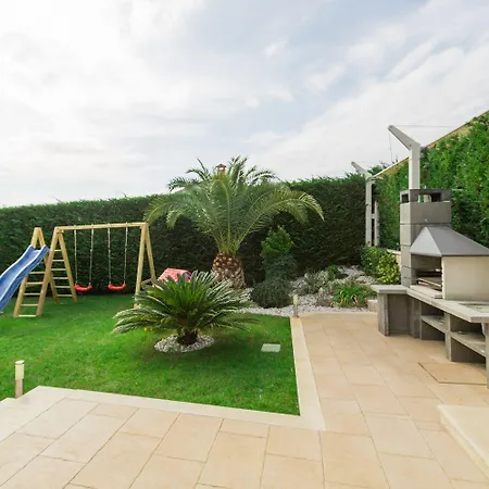 Atemberaubende Mit Pool, Jacuzzi, Sauna, Panoramablick, Eigener Taverne, Spielplatz, Kamin Kaštelir