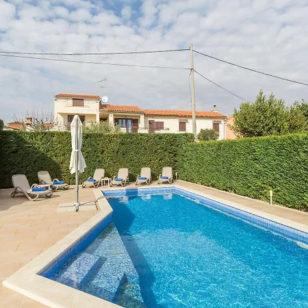 Atemberaubende Mit Pool, Jacuzzi, Sauna, Panoramablick, Eigener Taverne, Spielplatz, Kamin Holiday home
