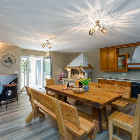 Atemberaubende Mit Pool, Jacuzzi, Sauna, Panoramablick, Eigener Taverne, Spielplatz, Kamin