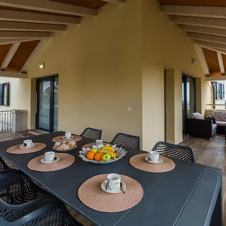 Atemberaubende Mit Pool, Jacuzzi, Sauna, Panoramablick, Eigener Taverne, Spielplatz, Kamin Ferienhaus