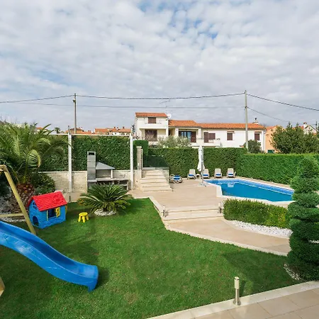 Ferienhaus Atemberaubende Mit Pool, Jacuzzi, Sauna, Panoramablick, Eigener Taverne, Spielplatz, Kamin