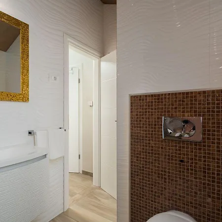 Holiday home Atemberaubende Mit Pool, Jacuzzi, Sauna, Panoramablick, Eigener Taverne, Spielplatz, Kamin