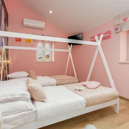 Holiday home Atemberaubende Mit Pool, Jacuzzi, Sauna, Panoramablick, Eigener Taverne, Spielplatz, Kamin Kastelir