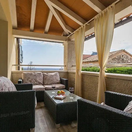 Atemberaubende Mit Pool, Jacuzzi, Sauna, Panoramablick, Eigener Taverne, Spielplatz, Kamin