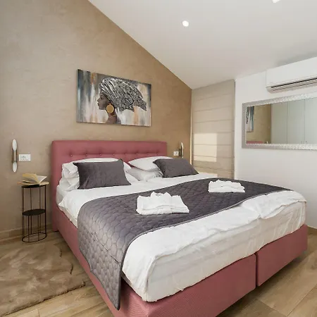 Atemberaubende Mit Pool, Jacuzzi, Sauna, Panoramablick, Eigener Taverne, Spielplatz, Kamin Holiday home Kastelir
