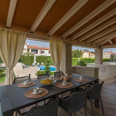 Atemberaubende Mit Pool, Jacuzzi, Sauna, Panoramablick, Eigener Taverne, Spielplatz, Kamin *