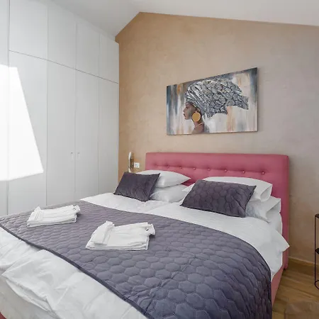 Atemberaubende Mit Pool, Jacuzzi, Sauna, Panoramablick, Eigener Taverne, Spielplatz, Kamin * Kaštelir