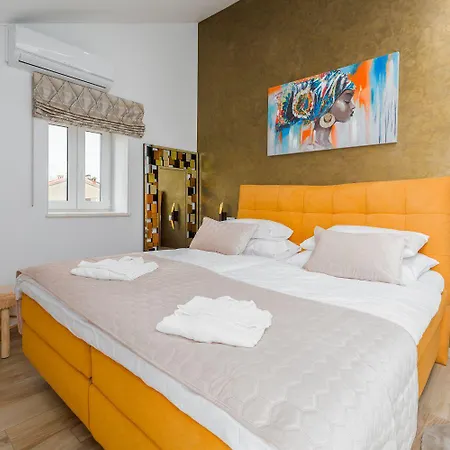 Atemberaubende Mit Pool, Jacuzzi, Sauna, Panoramablick, Eigener Taverne, Spielplatz, Kamin