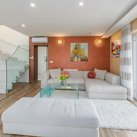 Holiday home Atemberaubende Mit Pool, Jacuzzi, Sauna, Panoramablick, Eigener Taverne, Spielplatz, Kamin Kastelir