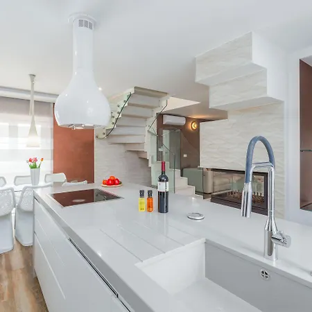 Holiday home Atemberaubende Mit Pool, Jacuzzi, Sauna, Panoramablick, Eigener Taverne, Spielplatz, Kamin