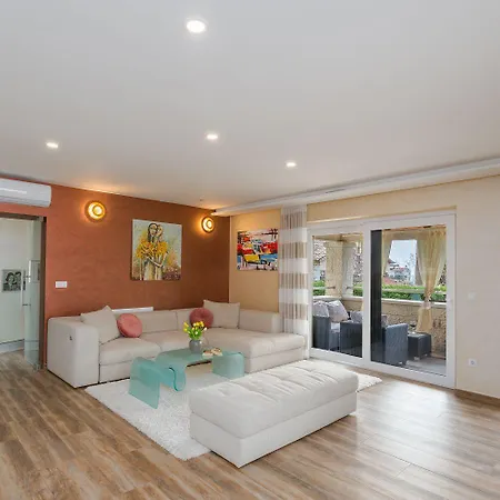 Atemberaubende Mit Pool, Jacuzzi, Sauna, Panoramablick, Eigener Taverne, Spielplatz, Kamin Kastelir