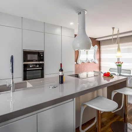 Atemberaubende Mit Pool, Jacuzzi, Sauna, Panoramablick, Eigener Taverne, Spielplatz, Kamin Holiday home *