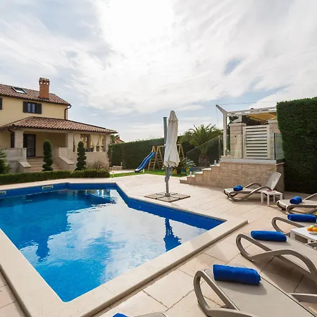 Holiday home Atemberaubende Mit Pool, Jacuzzi, Sauna, Panoramablick, Eigener Taverne, Spielplatz, Kamin *