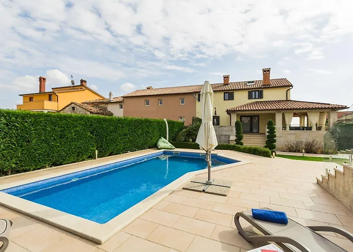 Atemberaubende Mit Pool, Jacuzzi, Sauna, Panoramablick, Eigener Taverne, Spielplatz, Kamin * Kaštelir