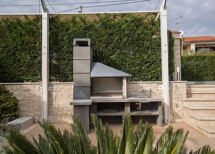 Atemberaubende Mit Pool, Jacuzzi, Sauna, Panoramablick, Eigener Taverne, Spielplatz, Kamin * Kaštelir