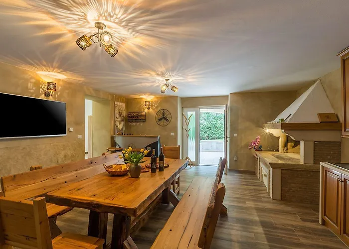 Atemberaubende Mit Pool, Jacuzzi, Sauna, Panoramablick, Eigener Taverne, Spielplatz, Kamin