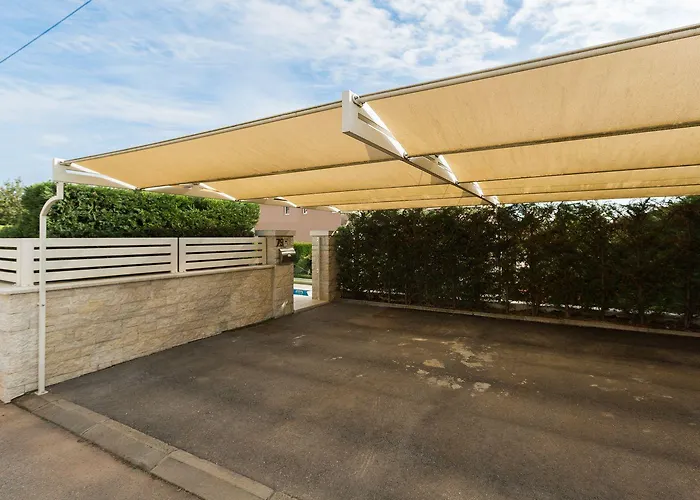 Atemberaubende Mit Pool, Jacuzzi, Sauna, Panoramablick, Eigener Taverne, Spielplatz, Kamin *