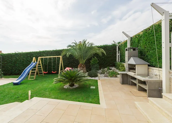 Atemberaubende Mit Pool, Jacuzzi, Sauna, Panoramablick, Eigener Taverne, Spielplatz, Kamin Kaštelir