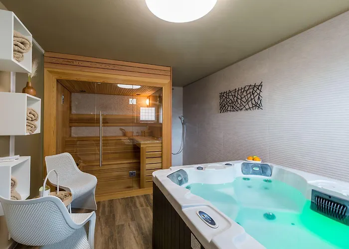 Atemberaubende Mit Pool, Jacuzzi, Sauna, Panoramablick, Eigener Taverne, Spielplatz, Kamin Ferienhaus *