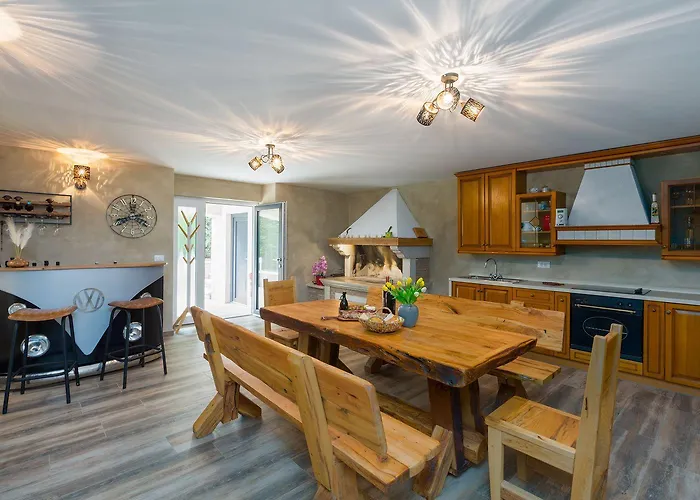 Atemberaubende Mit Pool, Jacuzzi, Sauna, Panoramablick, Eigener Taverne, Spielplatz, Kamin