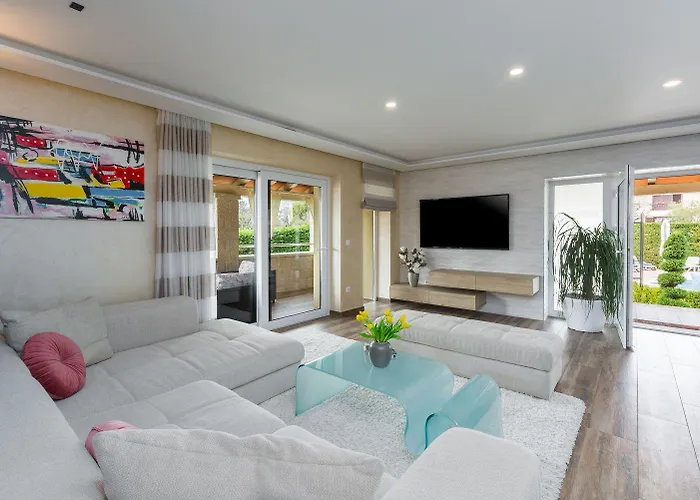 Atemberaubende Mit Pool, Jacuzzi, Sauna, Panoramablick, Eigener Taverne, Spielplatz, Kamin Ferienhaus Kaštelir