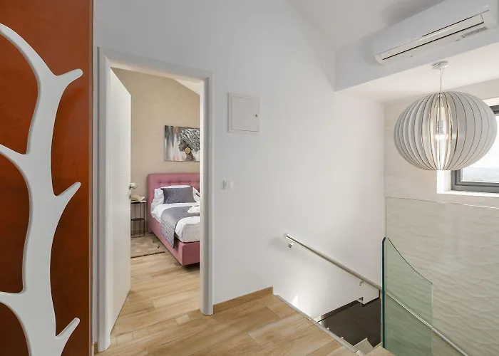 펜션 Atemberaubende Mit Pool, Jacuzzi, Sauna, Panoramablick, Eigener Taverne, Spielplatz, Kamin *