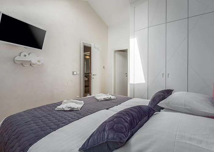 Atemberaubende Mit Pool, Jacuzzi, Sauna, Panoramablick, Eigener Taverne, Spielplatz, Kamin * Kaštelir
