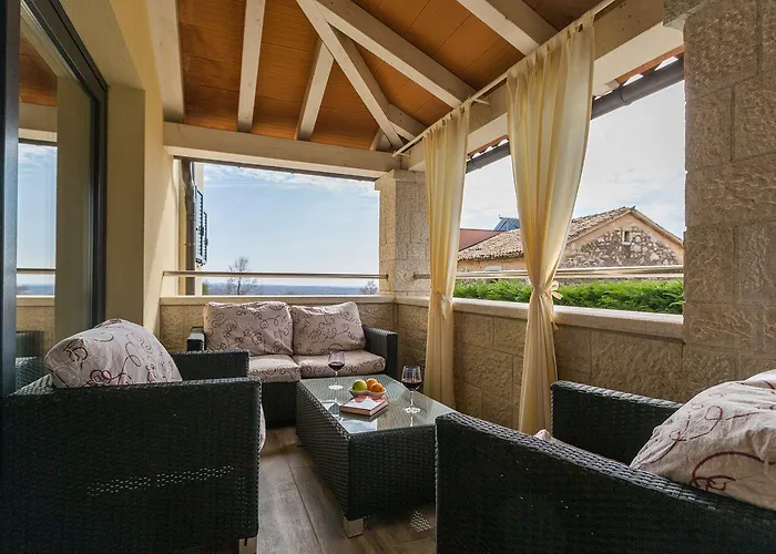 Atemberaubende Mit Pool, Jacuzzi, Sauna, Panoramablick, Eigener Taverne, Spielplatz, Kamin
