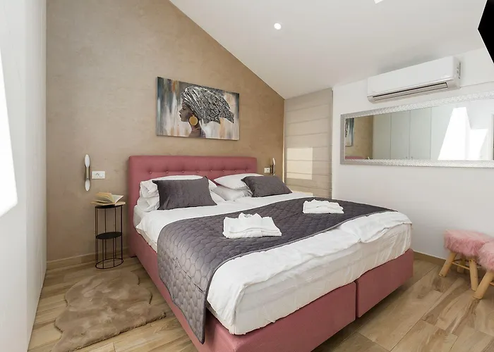 Atemberaubende Mit Pool, Jacuzzi, Sauna, Panoramablick, Eigener Taverne, Spielplatz, Kamin Ferienhaus Kaštelir