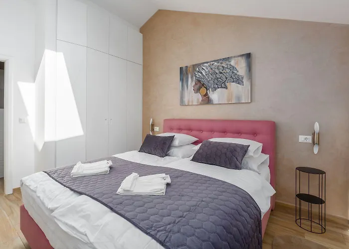 Atemberaubende Mit Pool, Jacuzzi, Sauna, Panoramablick, Eigener Taverne, Spielplatz, Kamin * Kaštelir