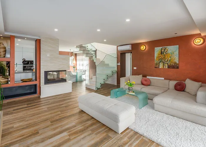 Atemberaubende Mit Pool, Jacuzzi, Sauna, Panoramablick, Eigener Taverne, Spielplatz, Kamin Kaštelir