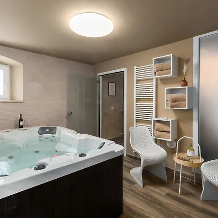 Atemberaubende Mit Pool, Jacuzzi, Sauna, Panoramablick, Eigener Taverne, Spielplatz, Kamin Σπίτι διακοπών Kaštelir