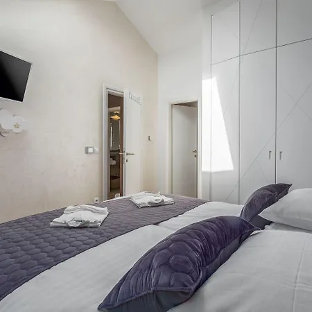 Atemberaubende Mit Pool, Jacuzzi, Sauna, Panoramablick, Eigener Taverne, Spielplatz, Kamin * Kaštelir