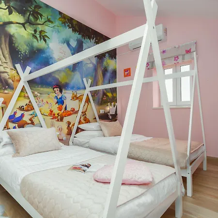 Atemberaubende Mit Pool, Jacuzzi, Sauna, Panoramablick, Eigener Taverne, Spielplatz, Kamin Σπίτι διακοπών Kaštelir