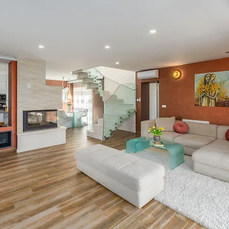 Atemberaubende Mit Pool, Jacuzzi, Sauna, Panoramablick, Eigener Taverne, Spielplatz, Kamin Kaštelir