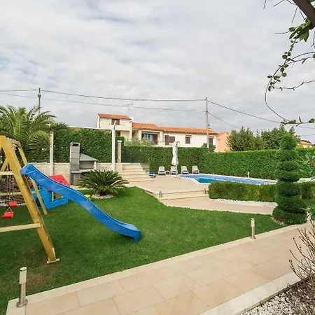 Atemberaubende Mit Pool, Jacuzzi, Sauna, Panoramablick, Eigener Taverne, Spielplatz, Kamin * Kaštelir