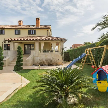 Atemberaubende Mit Pool, Jacuzzi, Sauna, Panoramablick, Eigener Taverne, Spielplatz, Kamin * Kaštelir