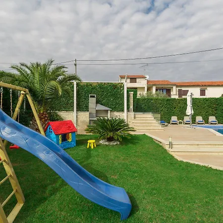 Nyaraló Atemberaubende Mit Pool, Jacuzzi, Sauna, Panoramablick, Eigener Taverne, Spielplatz, Kamin